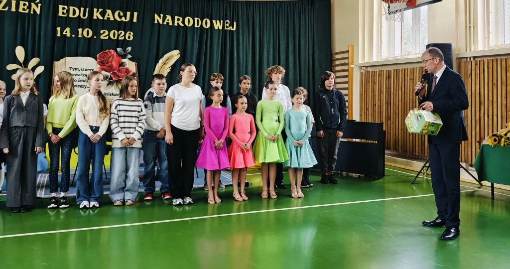 Zdjęcie 9 z 17 – Miejskie obchody Dnia Edukacji Narodowej w naszej szkole