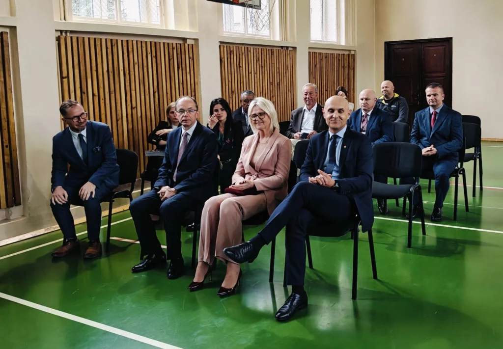 Zdjęcie 2 z 17 – Miejskie obchody Dnia Edukacji Narodowej w naszej szkole