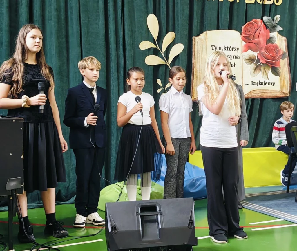 Zdjęcie 6 z 17 – Miejskie obchody Dnia Edukacji Narodowej w naszej szkole